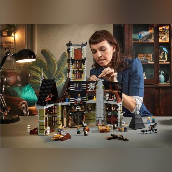 RETIRED LEGO Haunted House (10273) - Picture 6 of 8